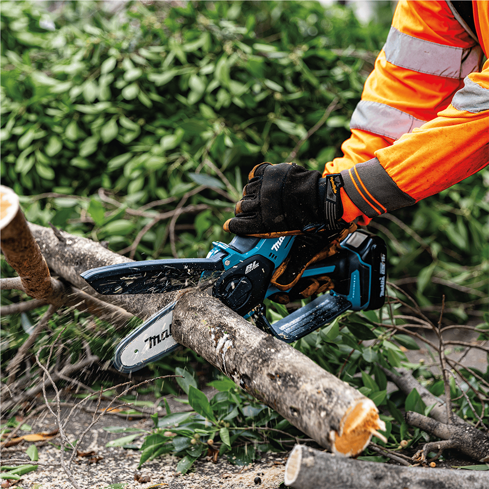 CORTADOR DE GALHOS 150MM A BATERIA 18V MAKITA DUC150SF01 - SOMENTE A MAQUINA + BATERIA 3.0AH BL1830B + CARREGADOR DC18SD - Imagem 5